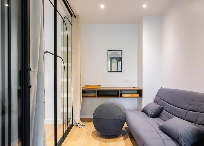 Sunlit Parisian With Balcony And Open Views شقة