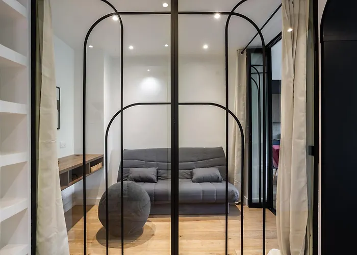 Sunlit Parisian With Balcony And Open Views شقة باريس