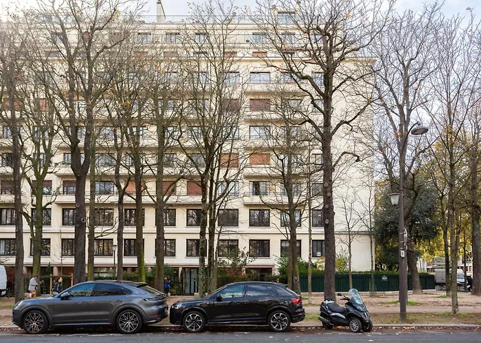 Sunlit Parisian With Balcony And Open Views شقة