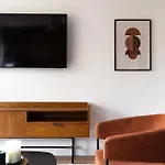 דירה Sunlit Parisian With Balcony And Open Views פריז