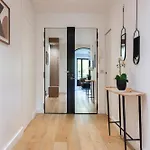 Sunlit Parisian With Balcony And Open Views דירה פריז