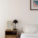 Sunlit Parisian With Balcony And Open Views * פריז