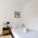 Sunlit Parisian With Balcony And Open Views פריז
