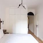 דירה Sunlit Parisian With Balcony And Open Views פריז