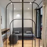 Sunlit Parisian With Balcony And Open Views דירה פריז