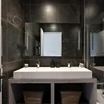 דירה Sunlit Parisian With Balcony And Open Views פריז