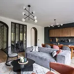 דירה Sunlit Parisian With Balcony And Open Views פריז