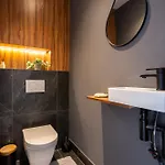 דירה Sunlit Parisian With Balcony And Open Views פריז
