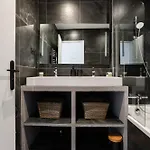 Sunlit Parisian With Balcony And Open Views דירה פריז