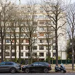 Sunlit Parisian With Balcony And Open Views דירה