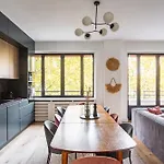 Sunlit Parisian With Balcony And Open Views פריז