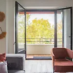 Sunlit Parisian With Balcony And Open Views דירה