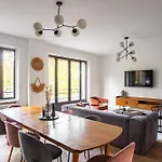 Sunlit Parisian With Balcony And Open Views פריז