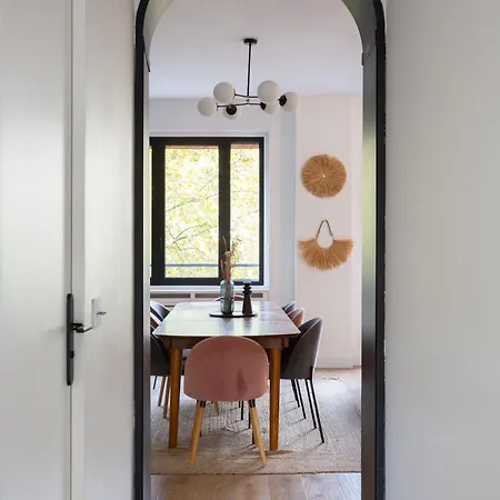 Apartmán Sunlit Parisian With Balcony And Open Views