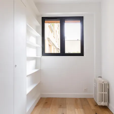 Sunlit Parisian With Balcony And Open Views *