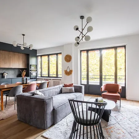 Sunlit Parisian With Balcony And Open Views *