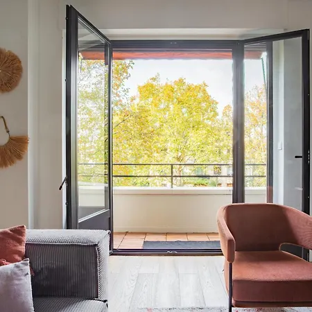 Sunlit Parisian With Balcony And Open Views Apartmán