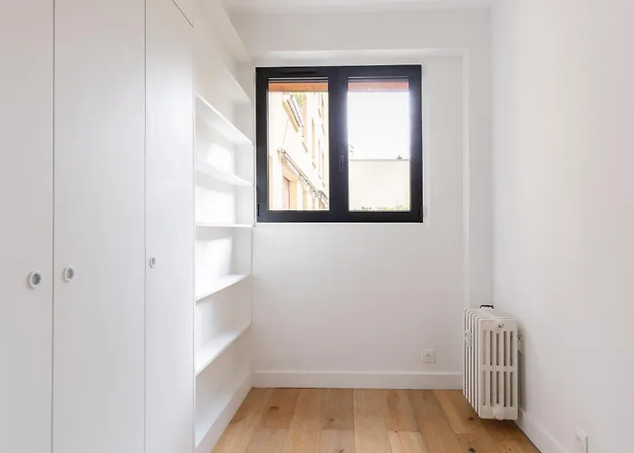 Sunlit Parisian With Balcony And Open Views *