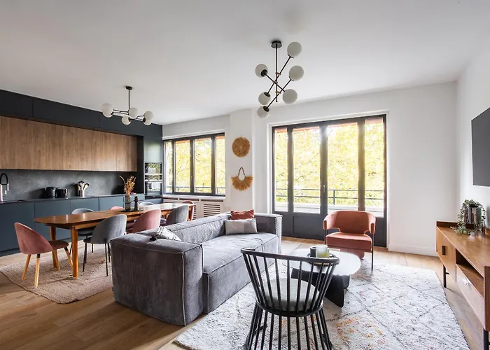 Sunlit Parisian With Balcony And Open Views *