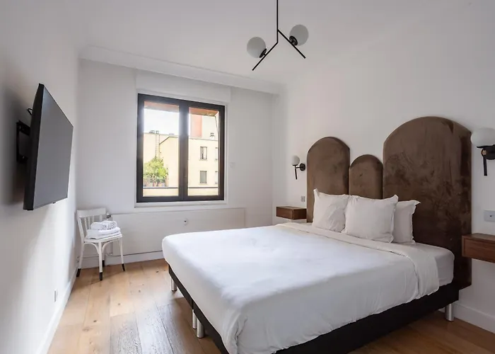 Sunlit Parisian With Balcony And Open Views Apartman