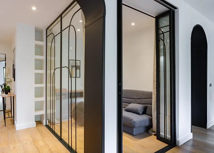 Apartman Sunlit Parisian With Balcony And Open Views