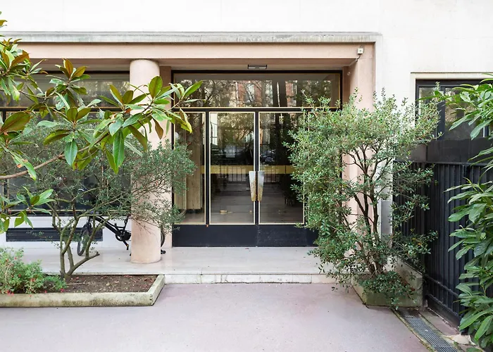 Apartman Sunlit Parisian With Balcony And Open Views Párizs